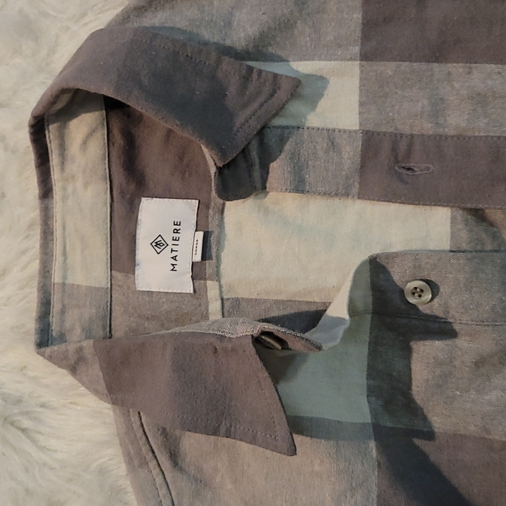 Matiere shirt size large with side pockets soft flannel